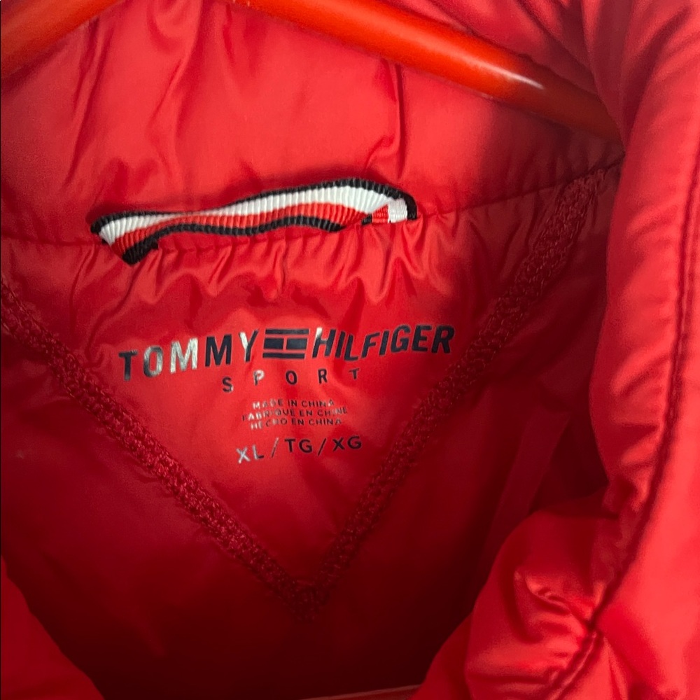 Tommy Hilfiger Red White Navy Chevron Puffer Vest - Picture 2 of 3